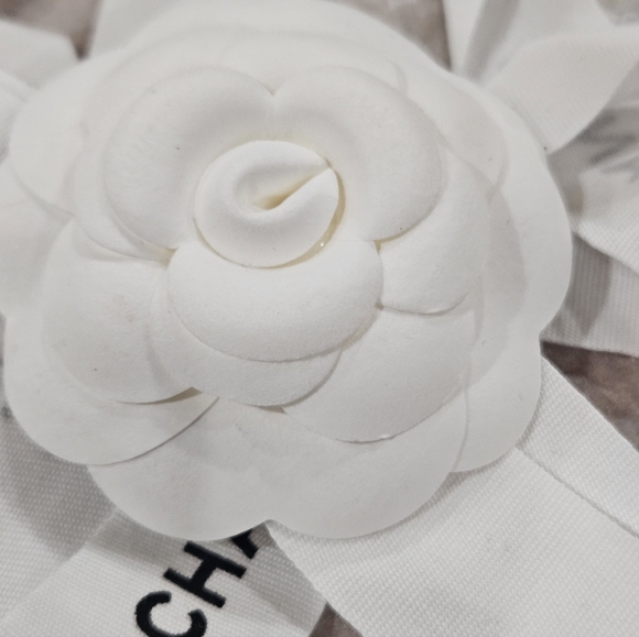 CHANEL Camellia Flower And Ribbon - Picture 8 of 9
